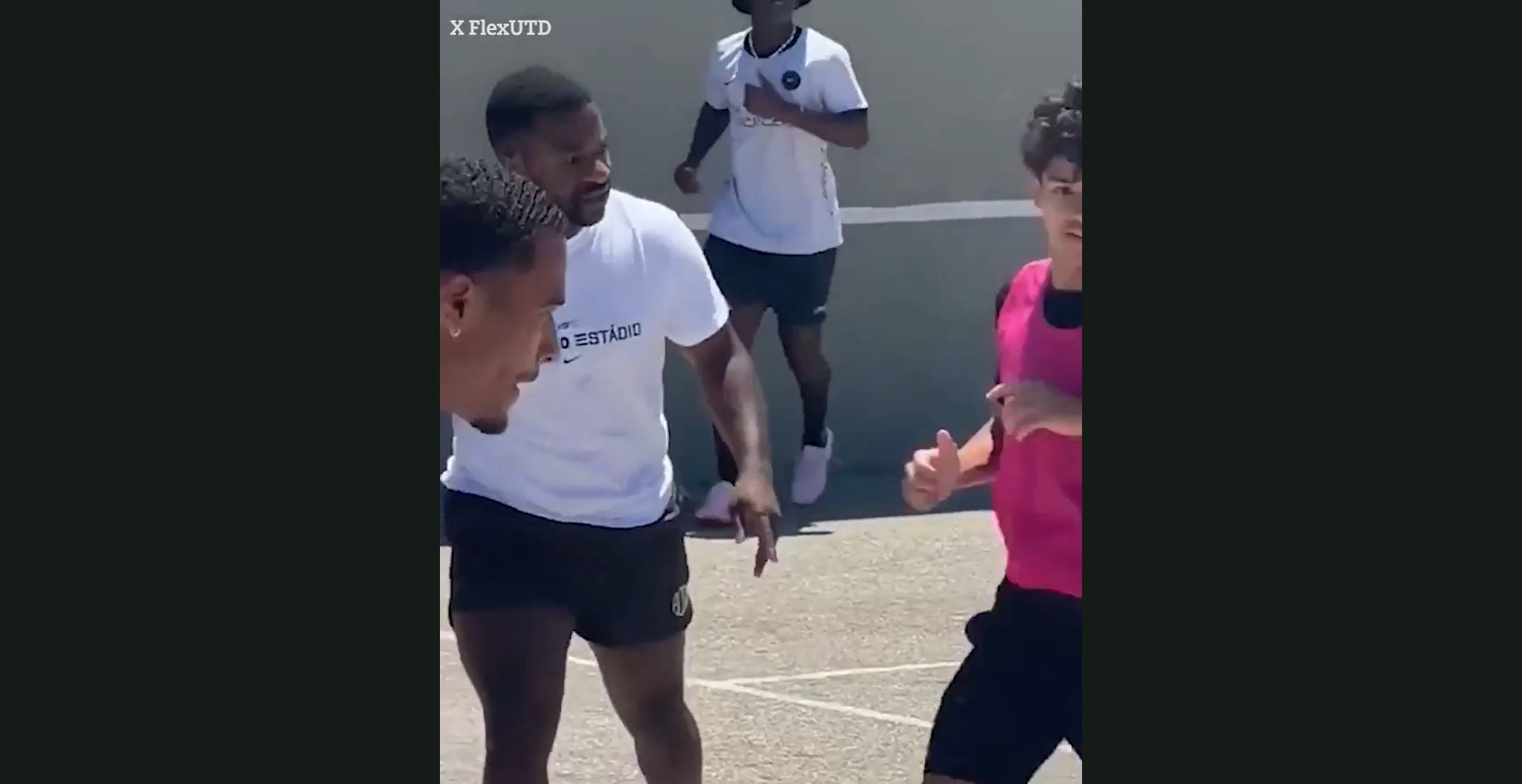 Ngoài ra trong đoạn video còn xuất hiện anh trai của tuyển thủ Tam Sư, Jordan Mainoo-Hames.